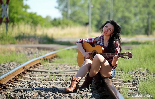 65332_devushka-gitara-relsy.jpg